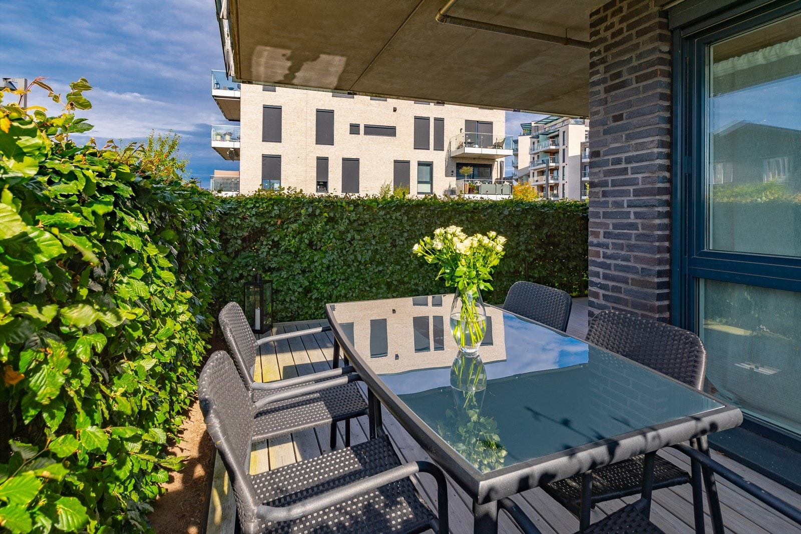 God plass på terrassen gjør det mulig å innrede med møbler for sosiale sammenkomster. Galleribilde