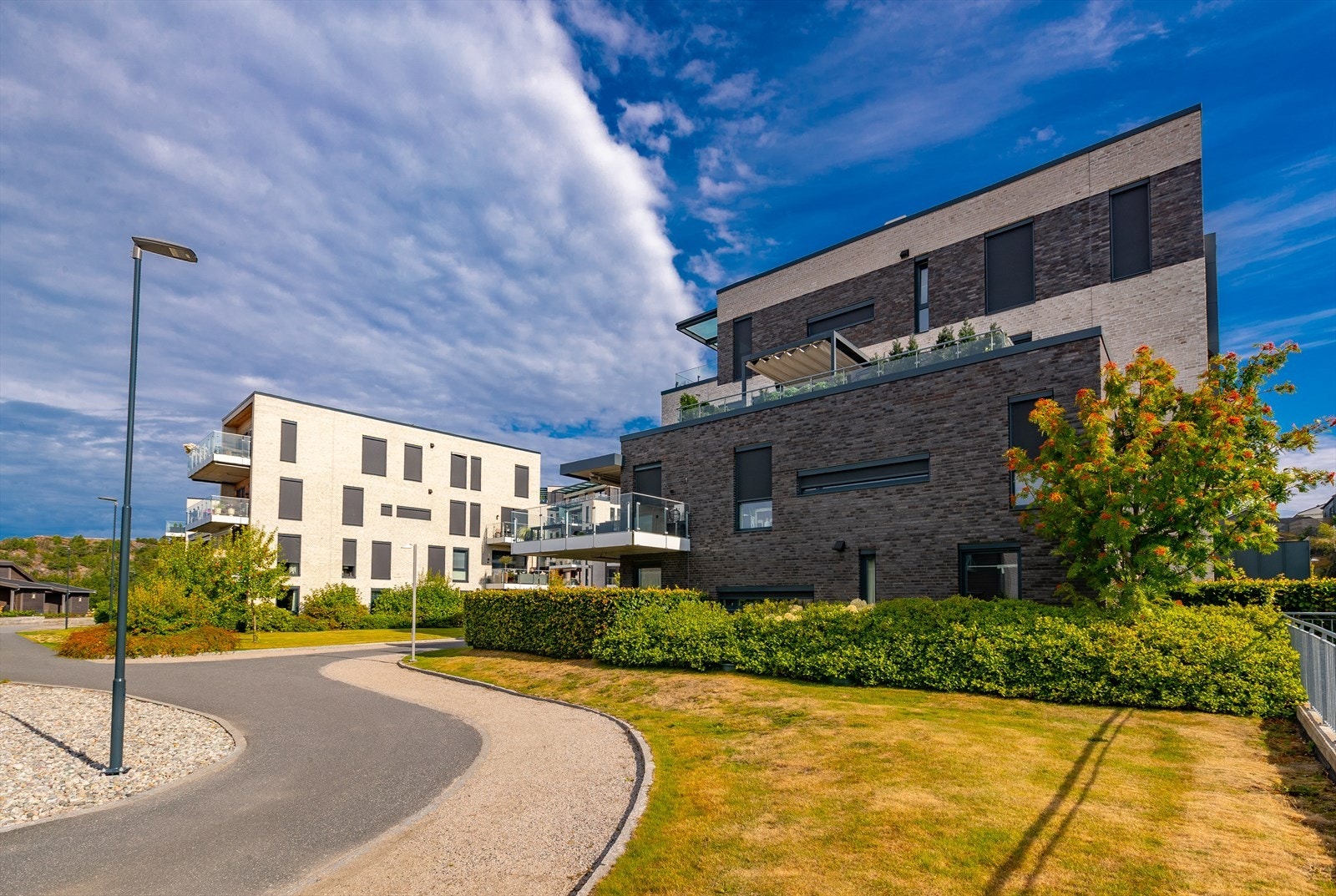 Eiendommen inkluderer en garasjeplass og en kjellerbod på 5 m². Galleribilde