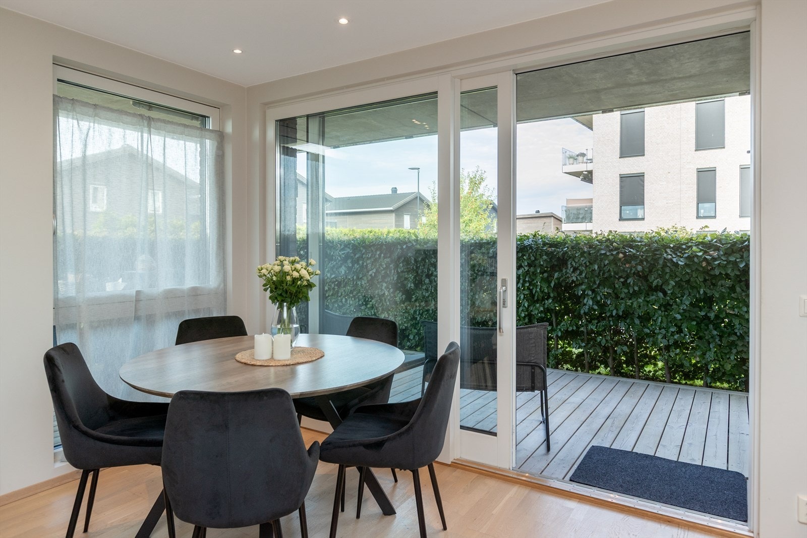 Spiseplassen ligger praktisk til med enkel tilgang til terrasse. Galleribilde