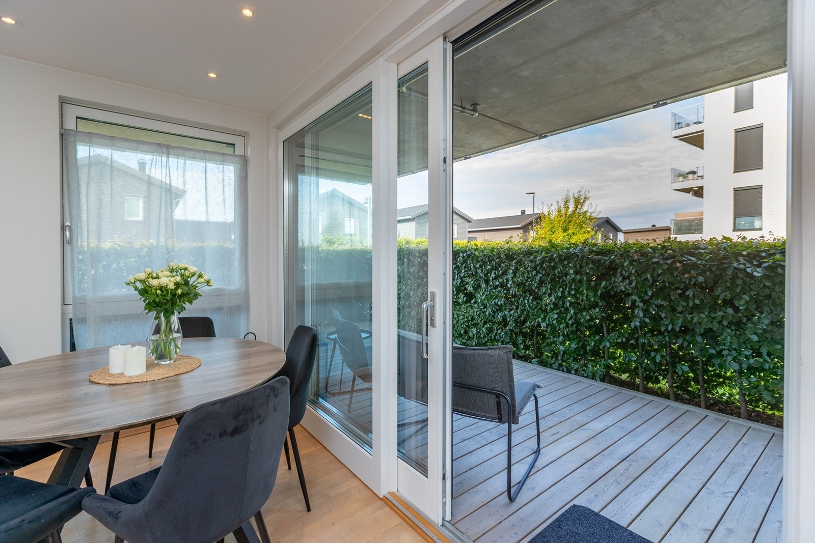 Fra stuen er det utgang til en romslig terrasse på 21 m² med trekonstruksjon. Galleribilde