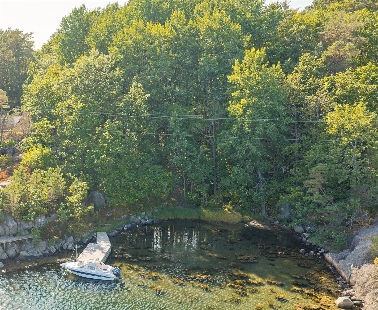 Bukta har vært et supert sted for eier med barn som fisker krabber fra brygga eller bading fra stranda Galleribilde