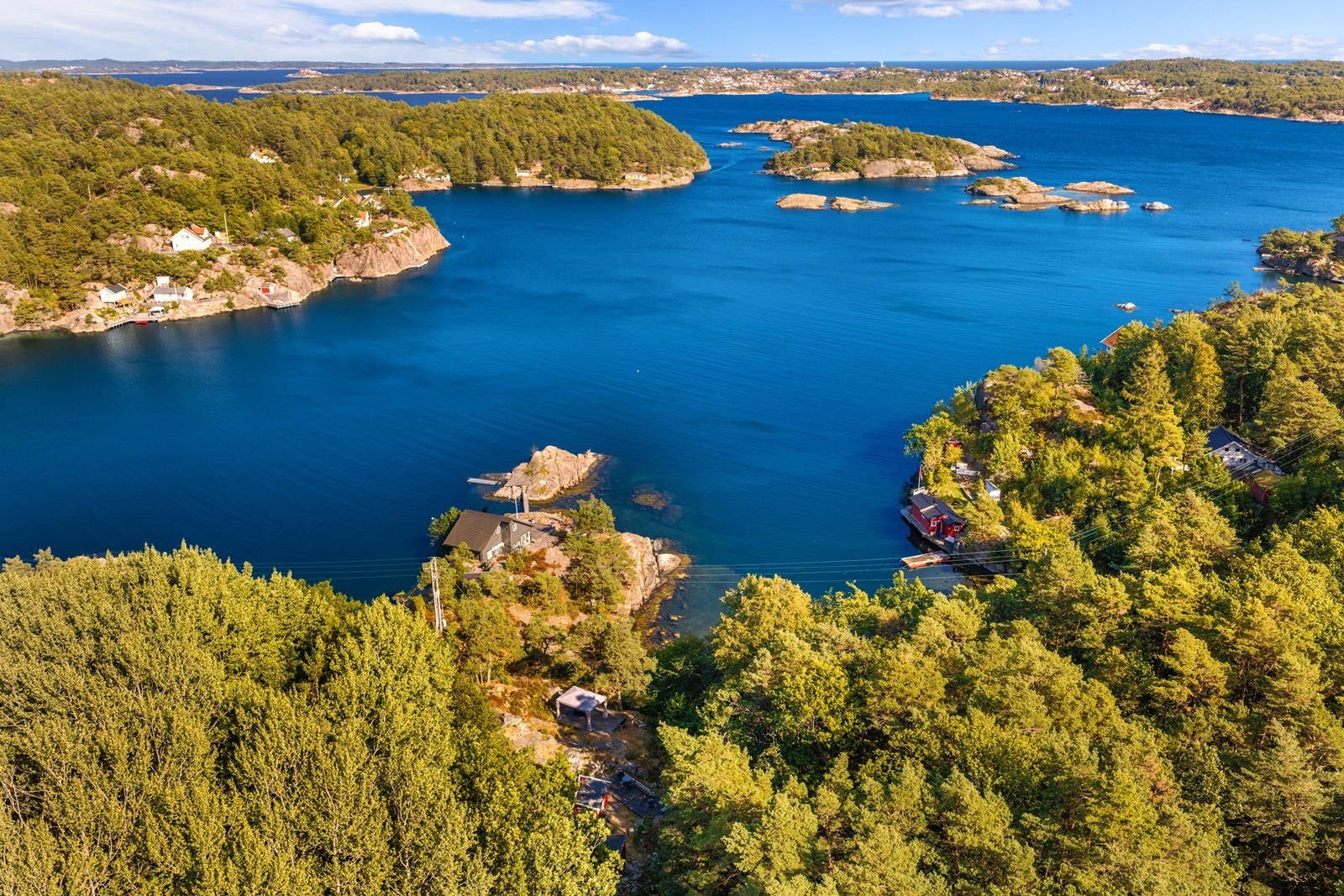 Det er ikke mange sekunder som skal til i båt før du er ute i den vakre skjærgården - vestover til Søgne eller videre øst mot Lillesand! Galleribilde