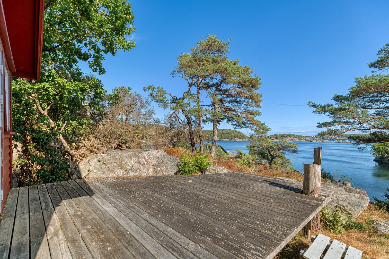 Lun, skjermet og sjarmerende fritidseiendom med tilhørende strandparsell og ca. 17m² brygge i vakre Fosseviga Galleribilde