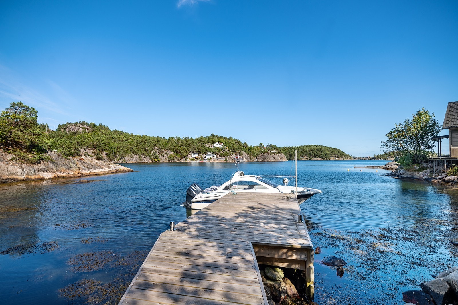 Her har du sjøen og naturen som nærmeste nabo Galleribilde