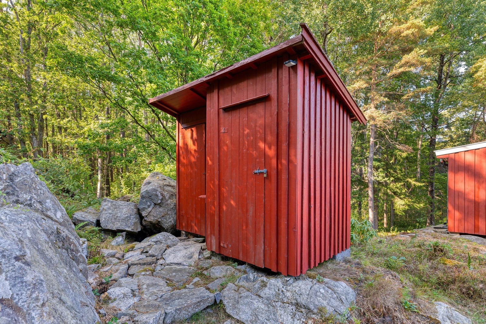 Utedo med tilhørende vedbod Galleribilde