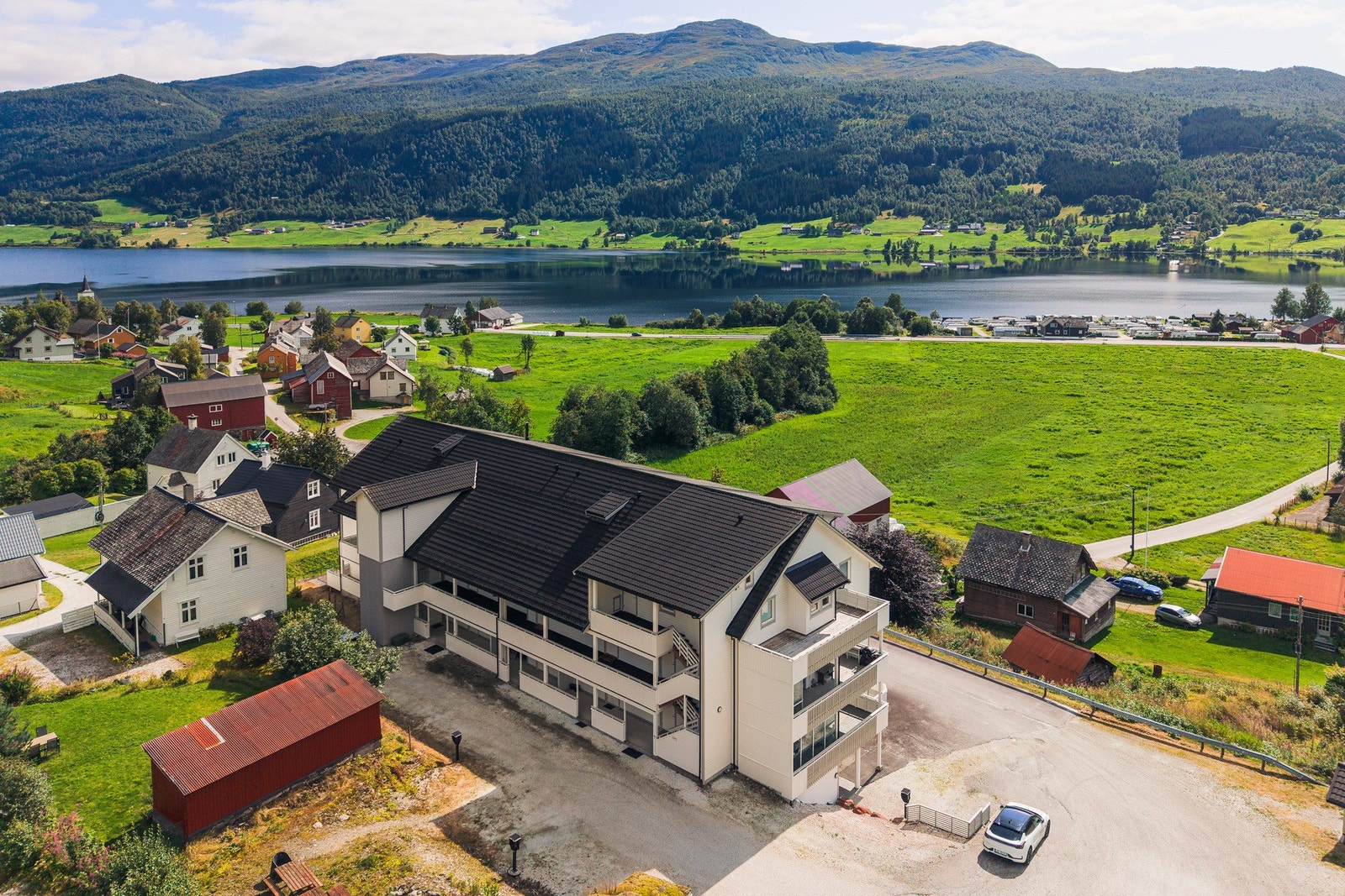 Dette er en fritidsleilighet som både byr på ro og rekreasjon, samtidig som den gir enkel tilgang til det beste av hva både fjell og fjord har å by på Galleribilde