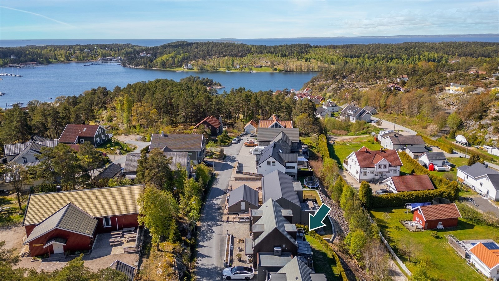 Her bor du tilbaketrukket i blindvei på høydedraget over Hankøsundet, med fin utsikt, kort vei til sjøen, badeplasser, båtliv og flotte turområder rett utenfor døren. Galleribilde