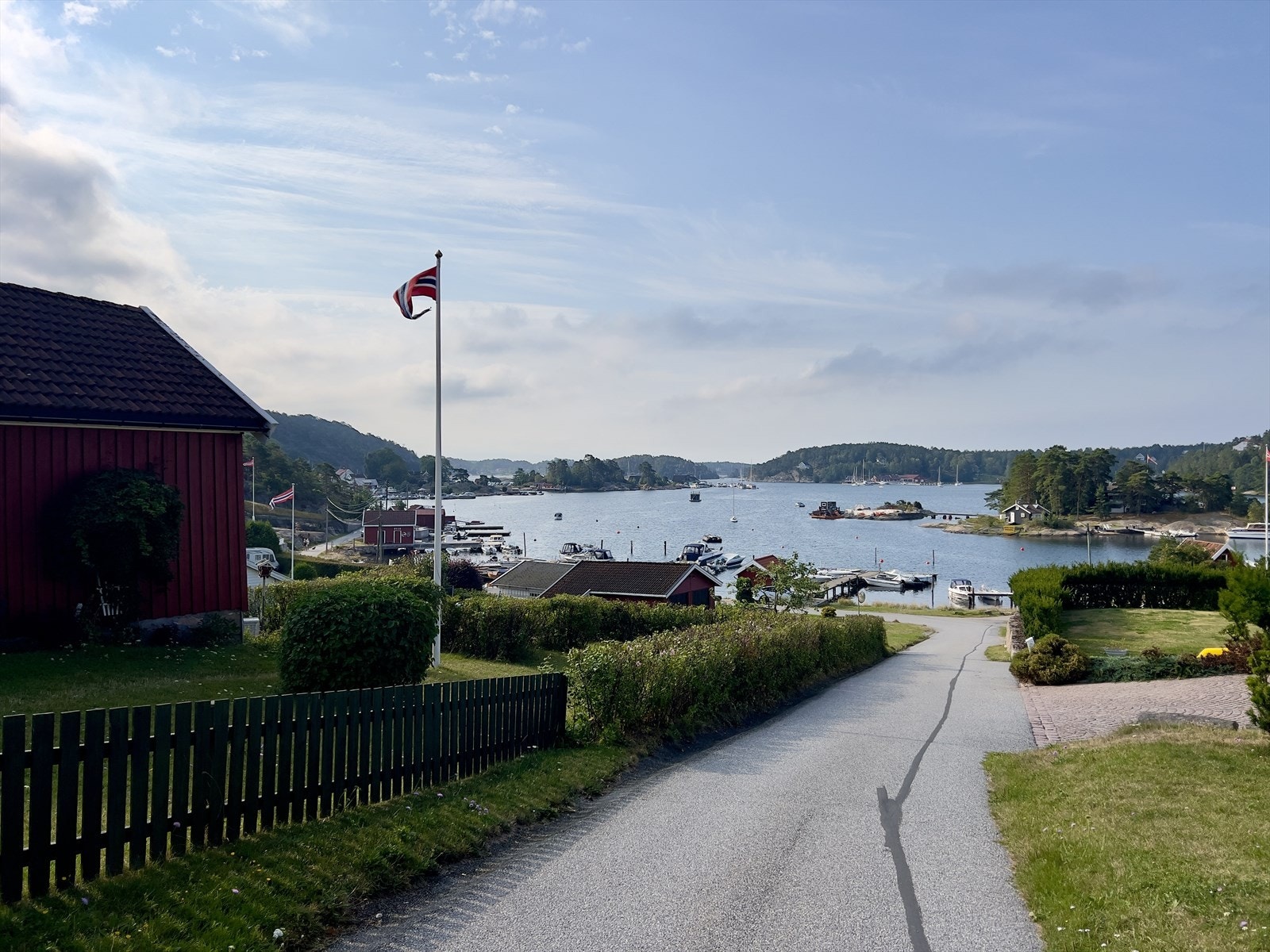 Kort vei til sjøen - kun en liten spasertur fra leiligheten. Galleribilde