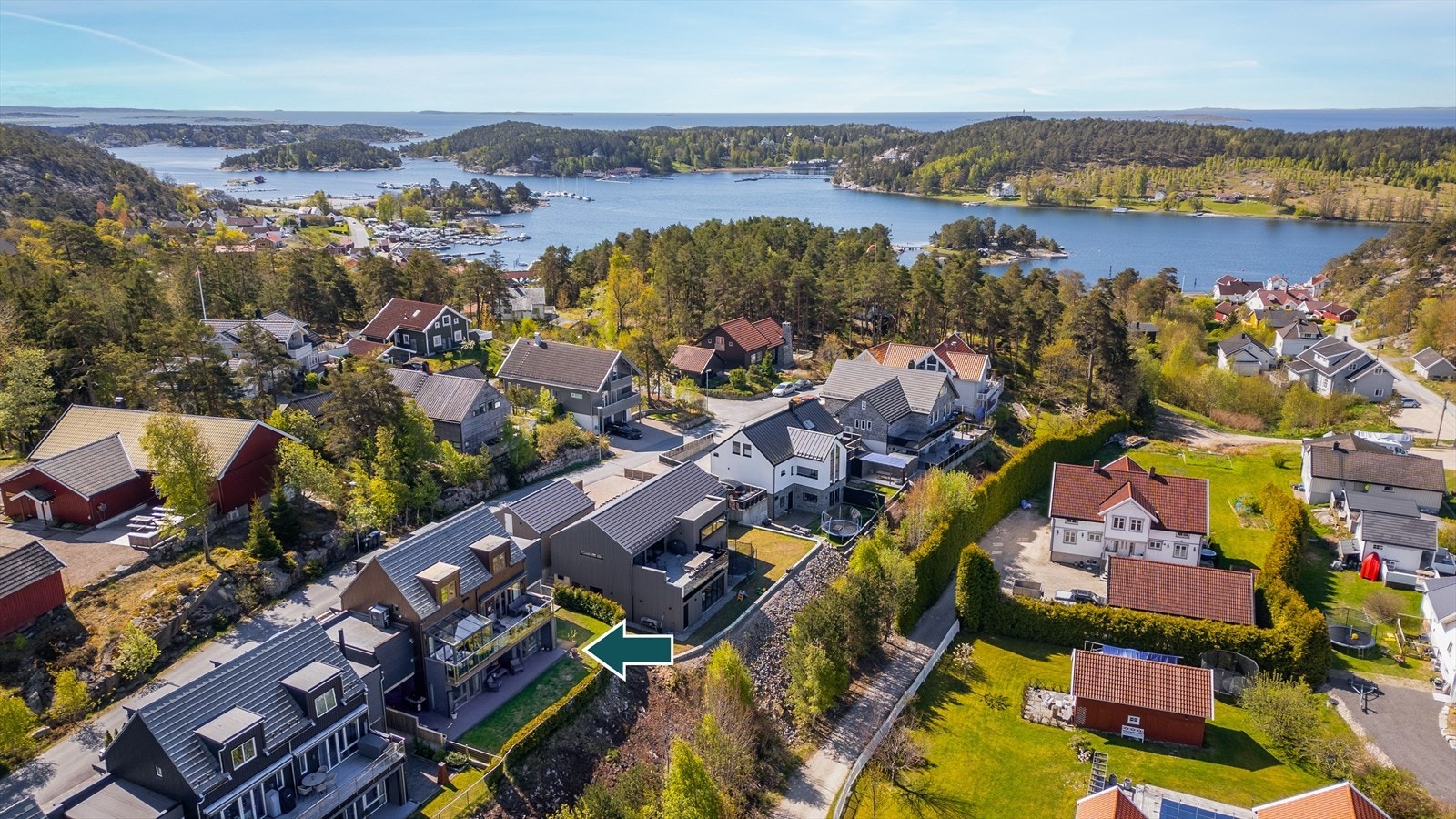 Velkommen til Sareptakroken 12, en lekker del av tomannsbolig fra 2018 rett ved Hankøsundet, presentert av Nvar G. Helan (463 14 621) v/DNB Eiendom Fredrikstad. Galleribilde