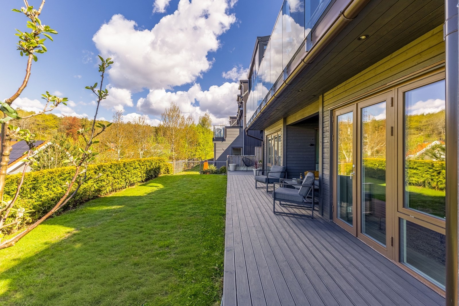 Stor nordvestvendt terrasse på ca. 35 m² med god plass til flere soner - perfekt for både utemøbler, grill og avslapning. Galleribilde