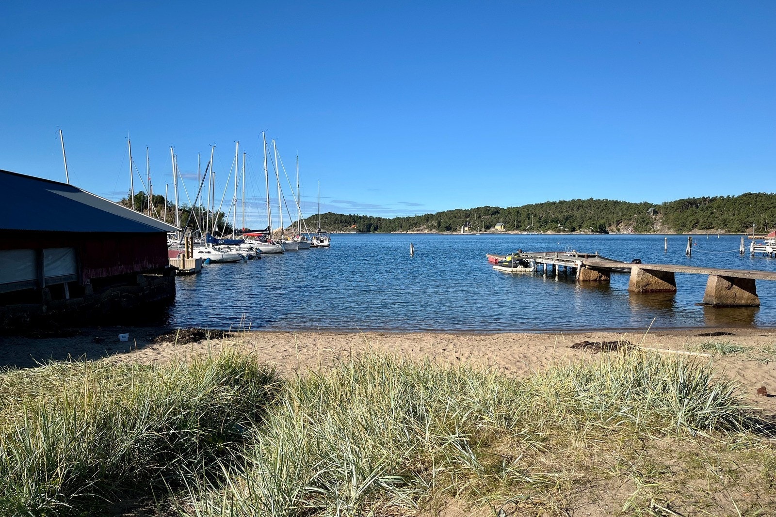 Langs kysten finner du flere fine steder for bading, soling og late sommerdager ved sjøen. Galleribilde