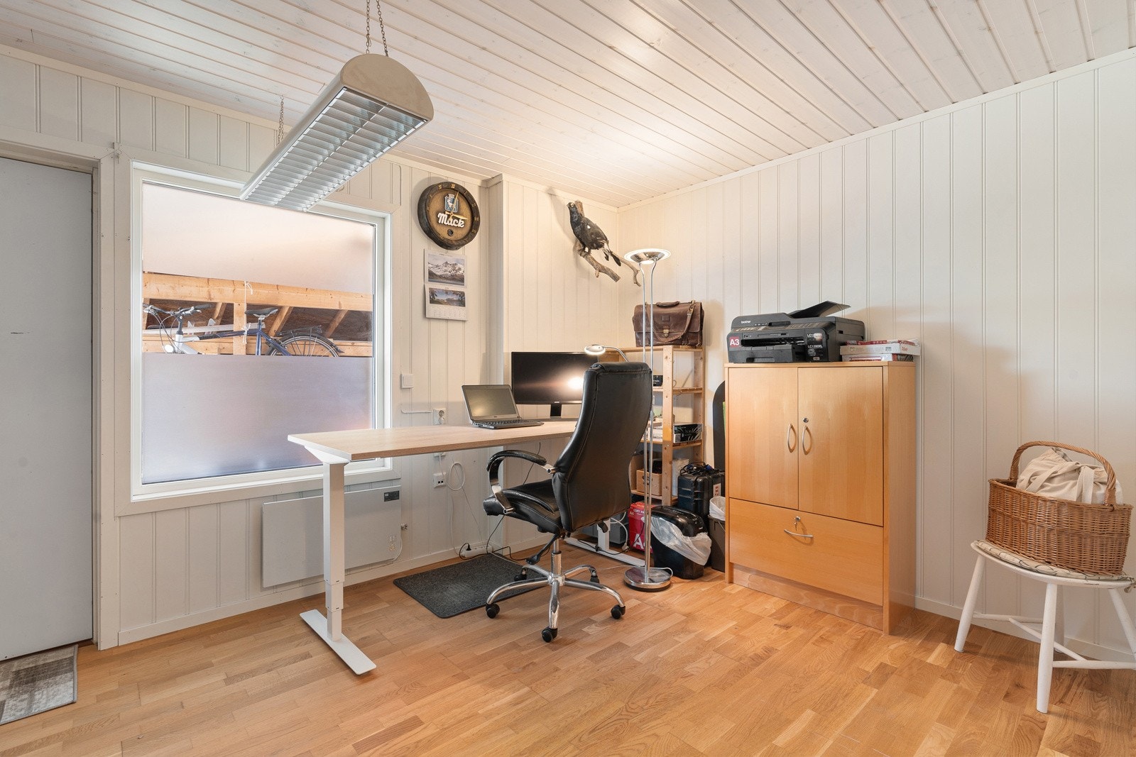 Rom ved siden av garasje som er innredet som kontor. Rommet finnes for øvrig ikke på byggetegninger.