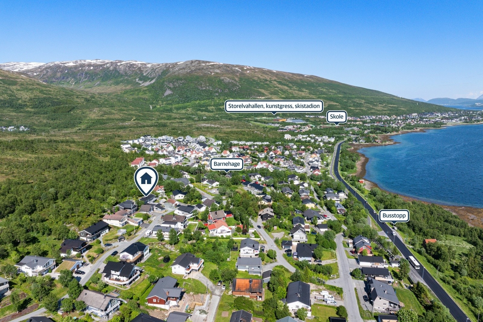Her har man flere etterspurte familieboligkvaliteter som bl.a. 5 soverom i hoveddel, utleie, rikelig med parkeringsmuligheter, masse lagringsplass og herlige uteområder.