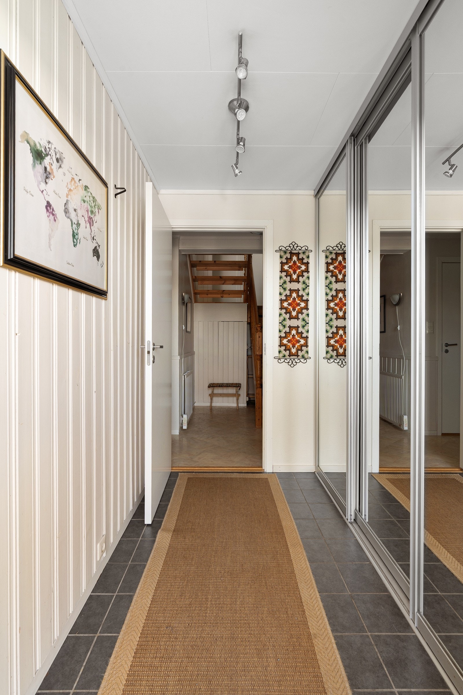 Velkommen inn! Skyvedørsgarderobe i entré bidrar til oppbevaringsplass.