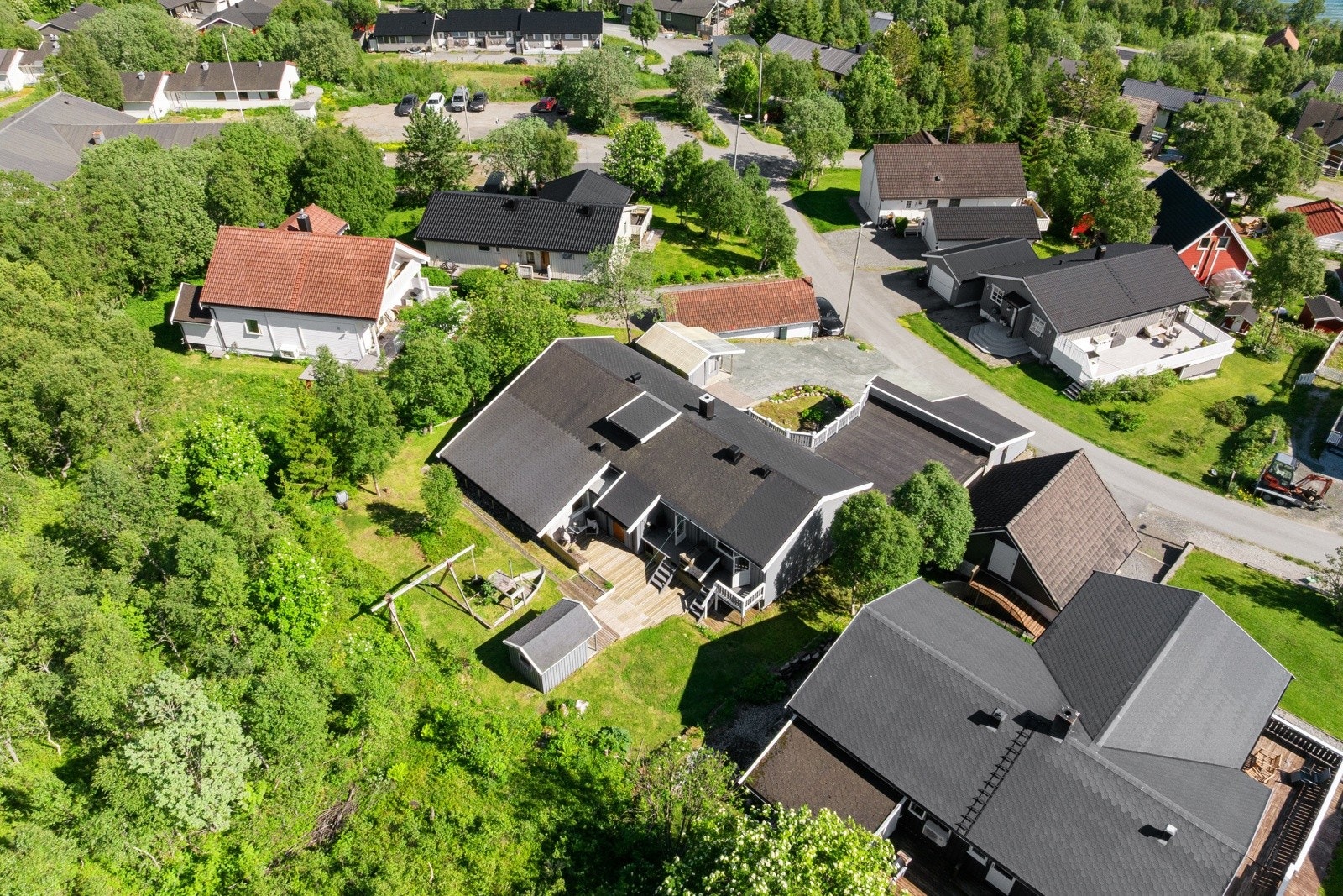 Stor og flott eiendomstomt på 832 m² med herlige utområder som terrasser og stor hage med plen og masse boltreplass.