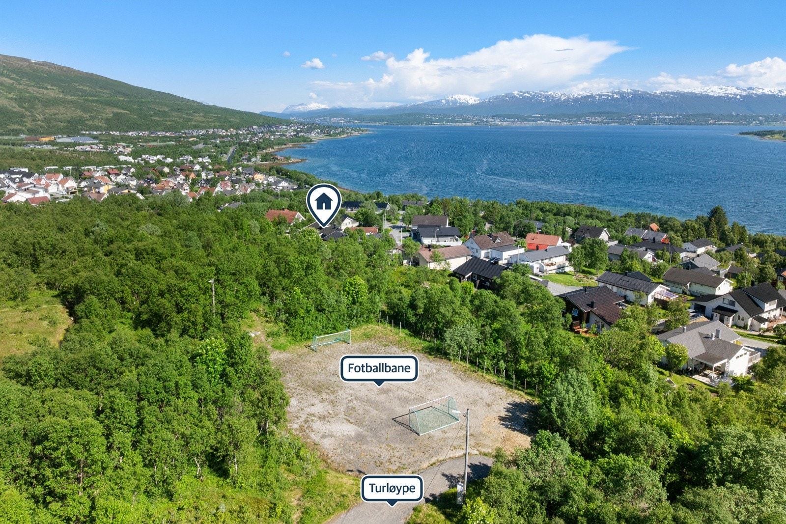 Skisporet er rett bak huset så her kan du klikke på deg skiene i hagen og legge i vei. På sommeren er skisporet en grusvei som passer utmerket til sykling og fotturer. Fotballbane like ved eiendommen.