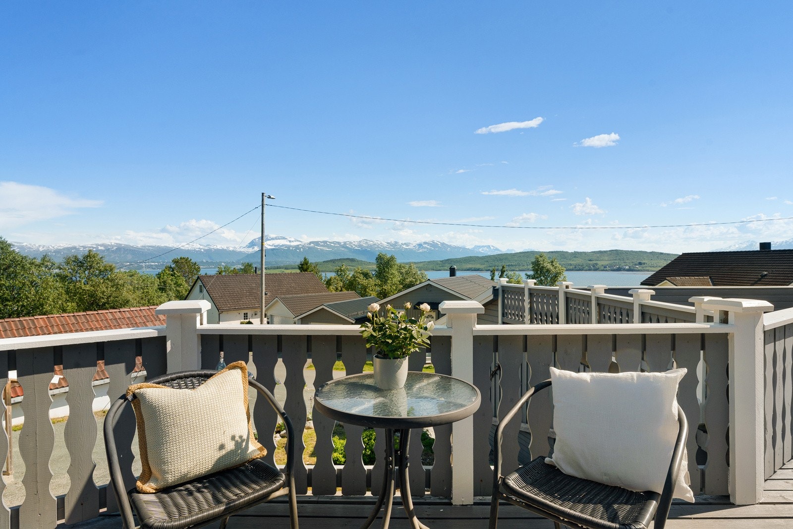 God plass for utemøbler, grill og beplantning.