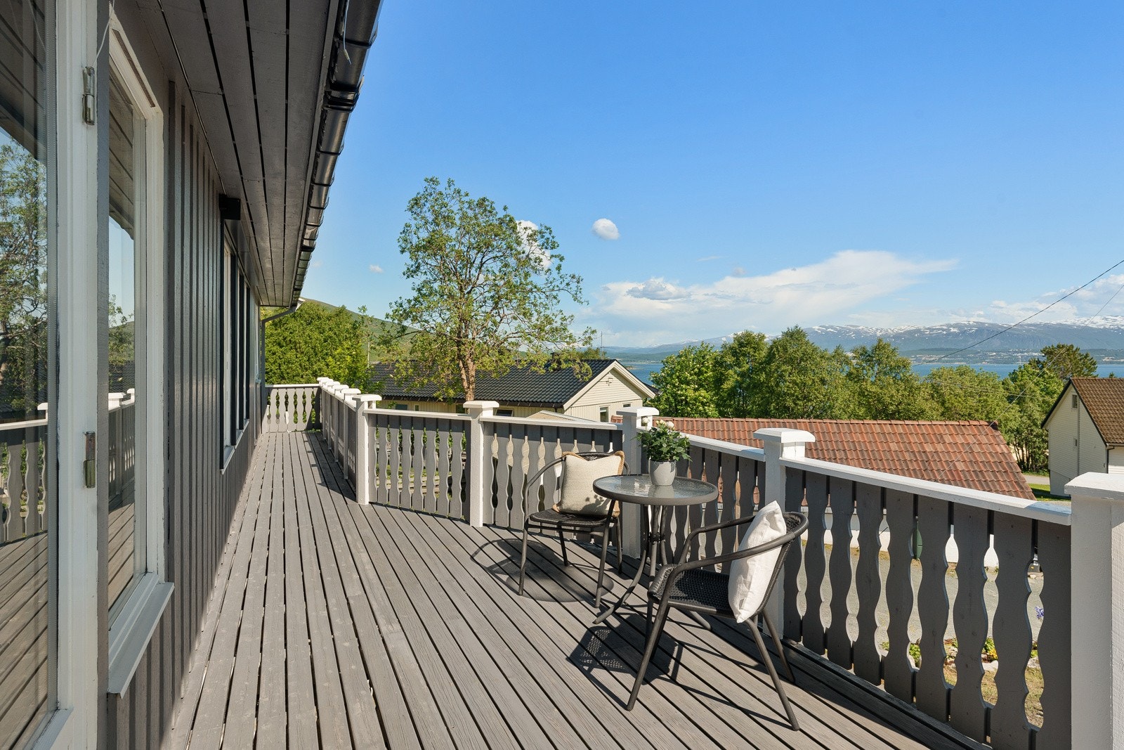 Fra stue/kjøkken er det utgang til en stor terrasse som går langs hele framsiden av boligen.