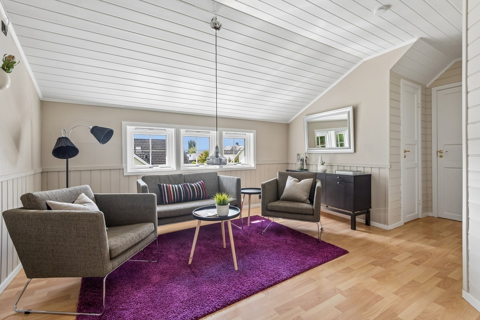 Loftsetasjen ble bygget på i 1993 med 2 soverom, bad, stue og takoverbygd veranda. Galleribilde