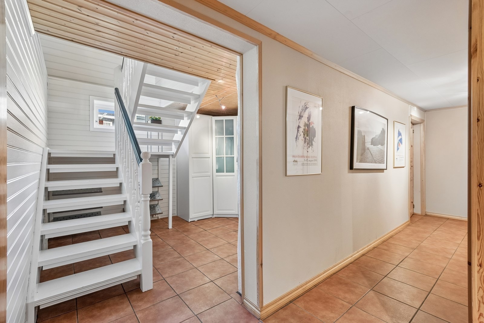 Kjelleren er romslig med mye lagringsplass og innredet soverom.. Det er lagt flis på gulv. Bra potensiale for videre utvikling av kjeller. Det ble drenert mot Øst og Sør i 18/19. Galleribilde