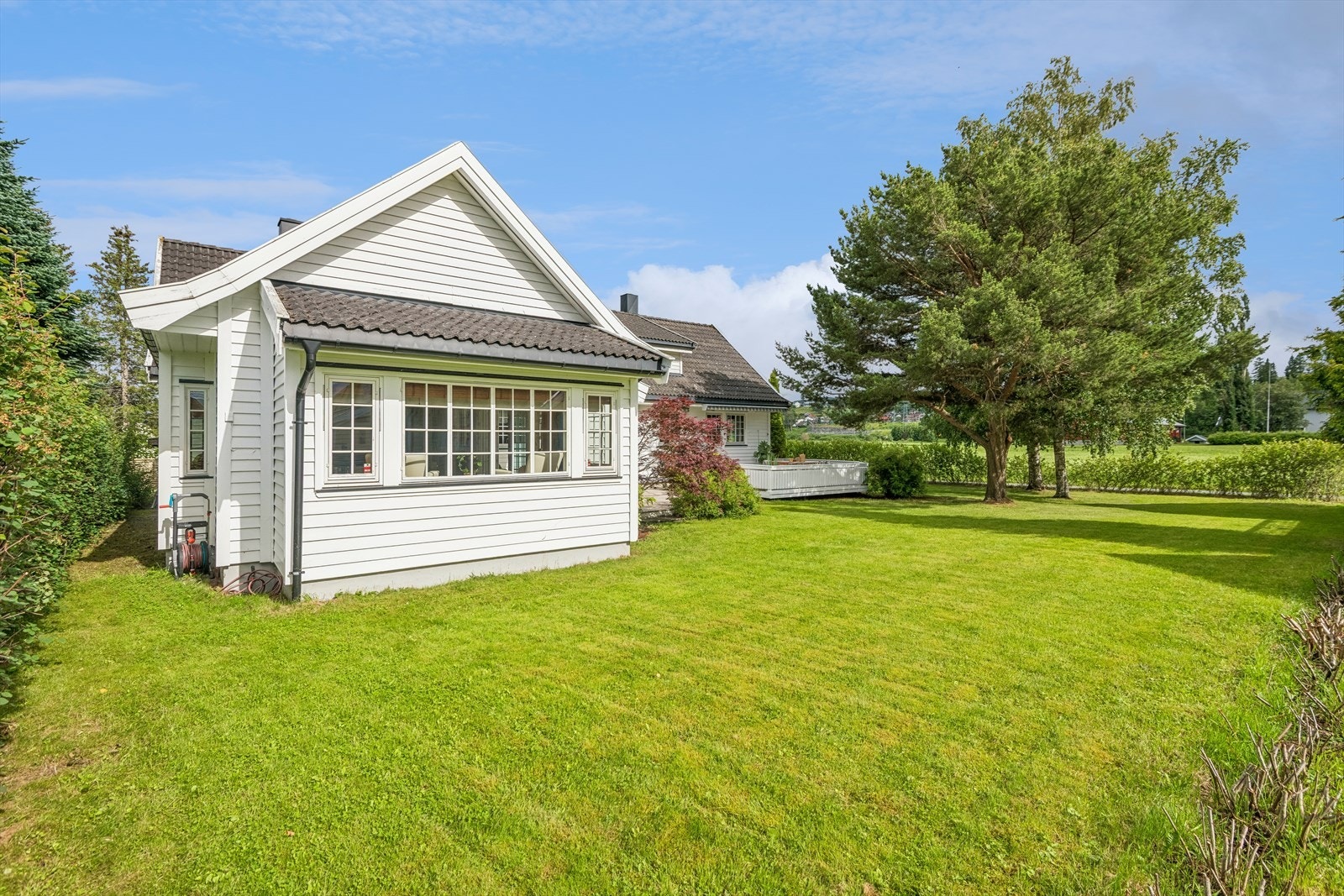 Flat og romslig plen med god skjerming rundt huset. Galleribilde