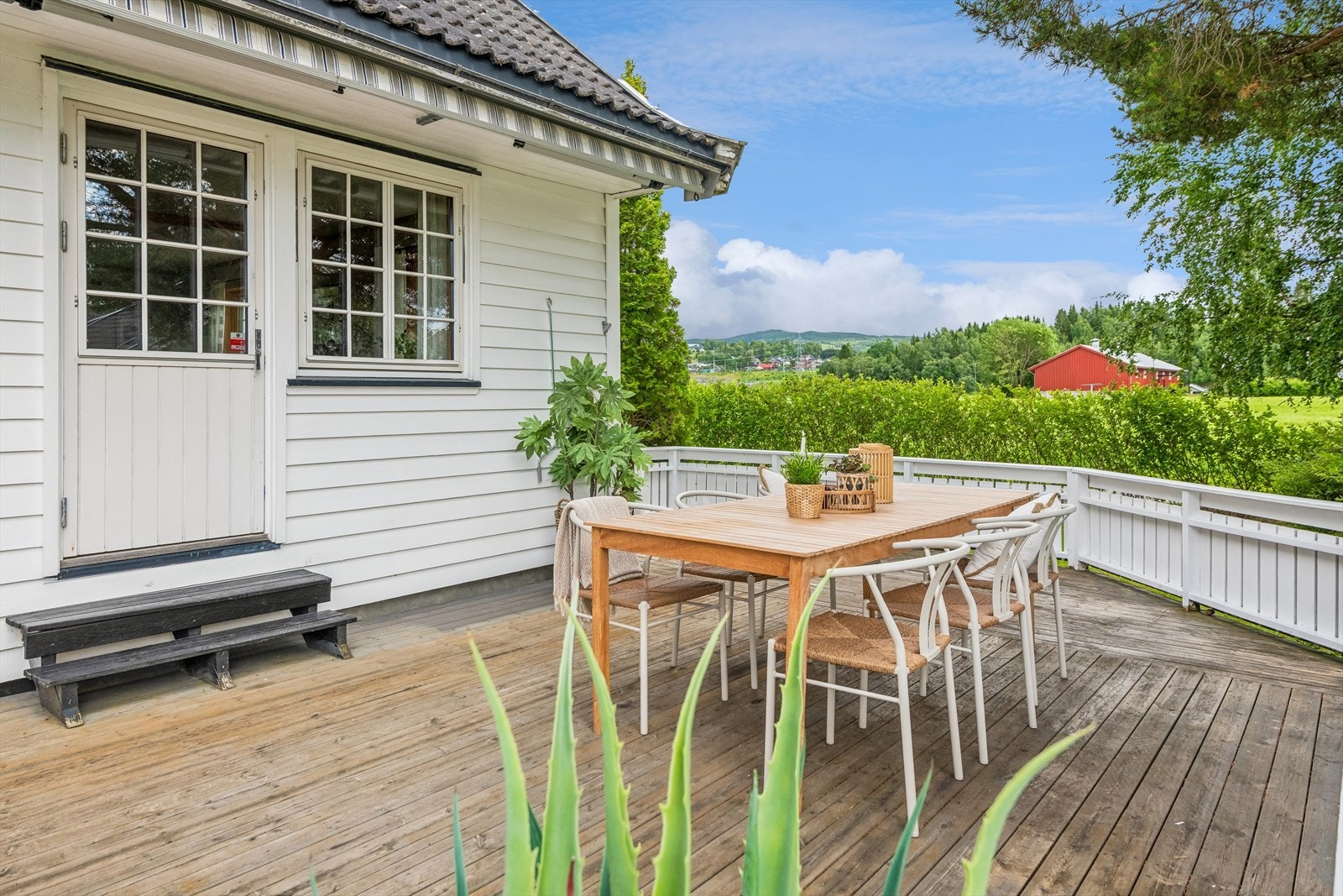 Man har utgang til terrasse både fra hovedstuen og fra peisestuen. Galleribilde