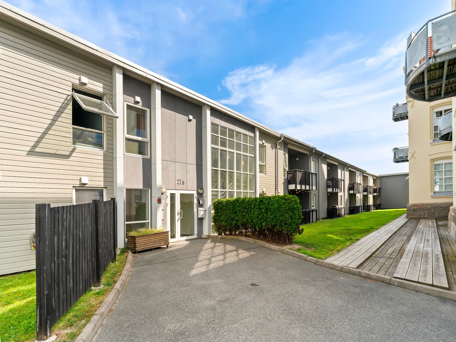 Moderne boligbygg fra 2013 med pent opparbeidede fellesarealer. Galleribilde
