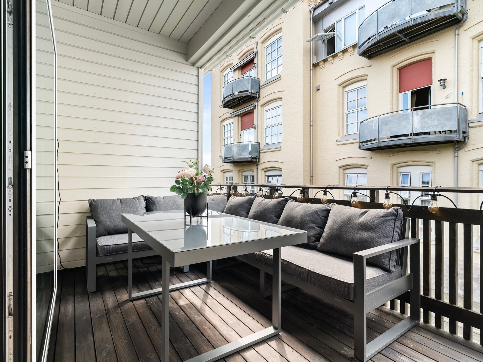 Fra stuen er det utgang til en vestvendt balkong på 8 m² med god plass til en utendørs sittegruppe. Galleribilde