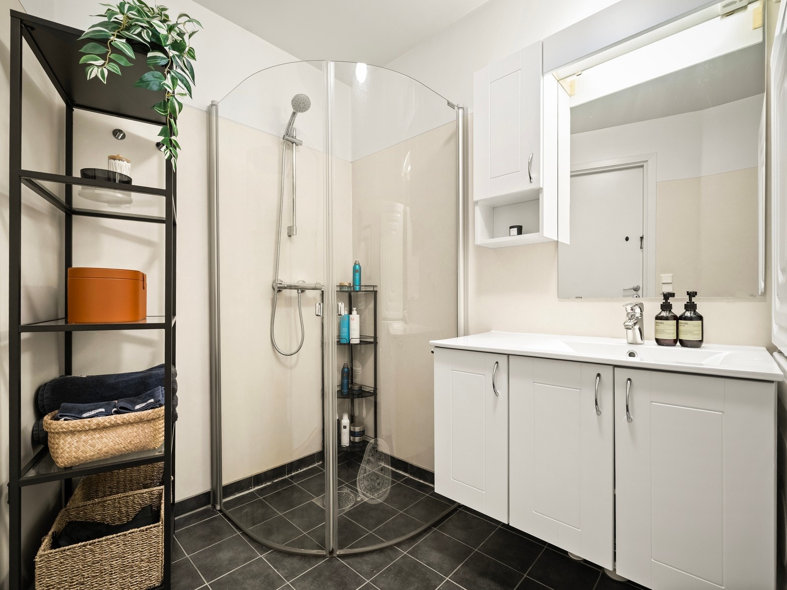 Dusjhjørne med innfellbare glassdører. Badet har ferdigattest fra 2022. Galleribilde