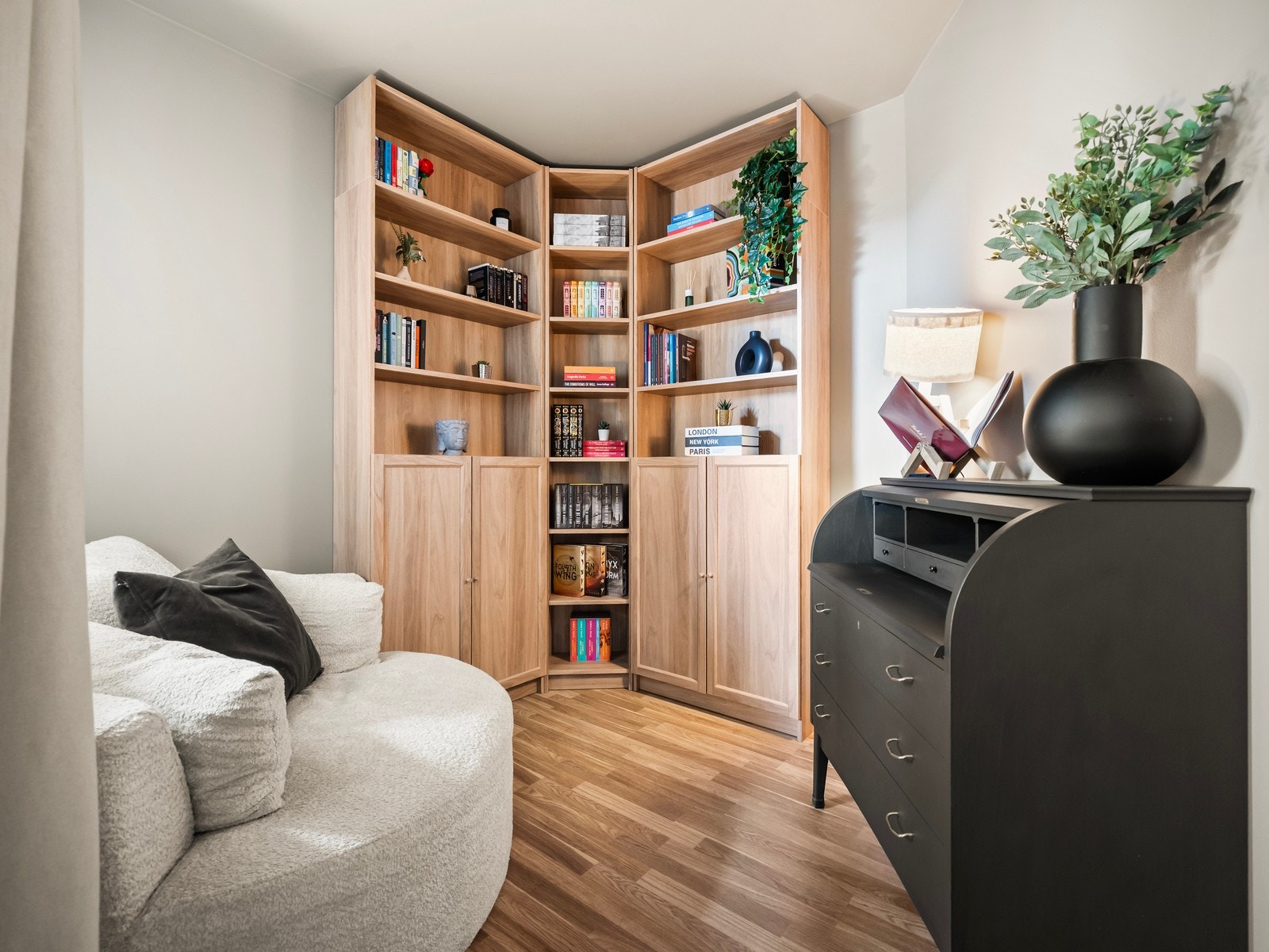 Det ene av leilighetens to soverom er i dag innredet som bibliotek og kontorplass. Galleribilde