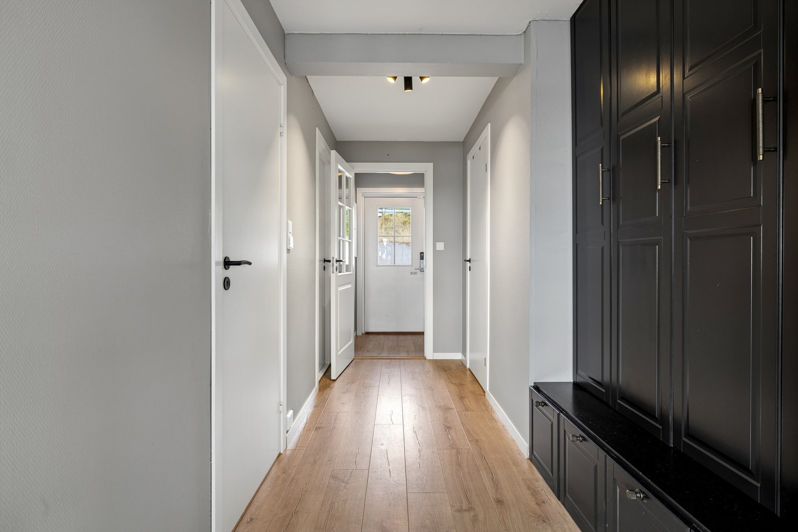 Plass bygd garderobe i gangen Galleribilde