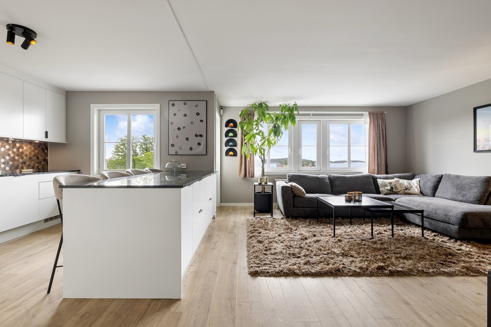 Denne 3-roms selveierleiligheten er nyere oppusset og fremstår lys og moderne med delikate material- og fargevalg! Galleribilde