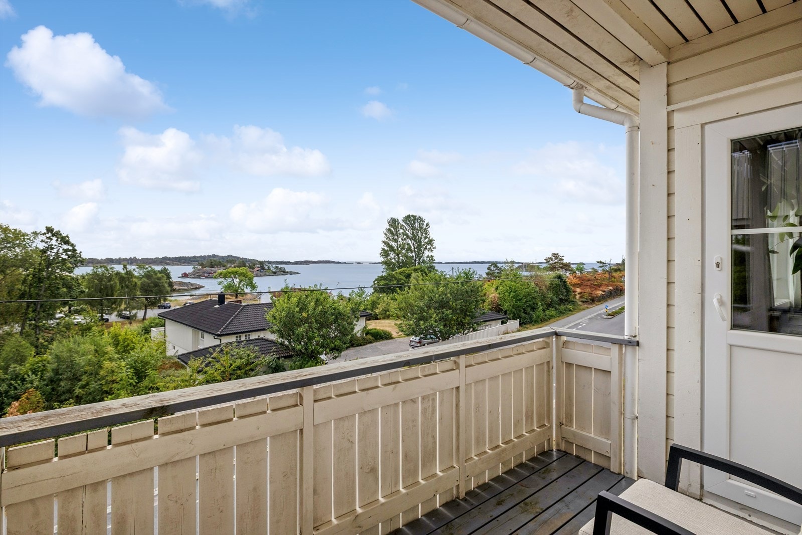 Eiendommen ligger på populære Groos, ca. 2 km fra Grimstad sentrum. Fra leiligheten er det flott utsikt! Galleribilde
