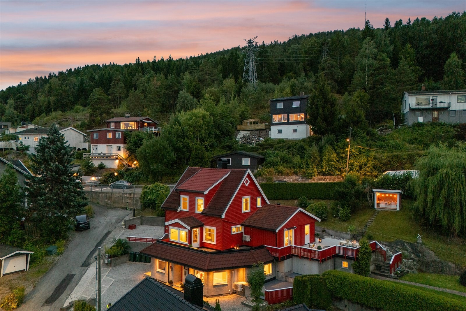 Enebolig over tre plan med store, opparbeidede uteområder. Galleribilde