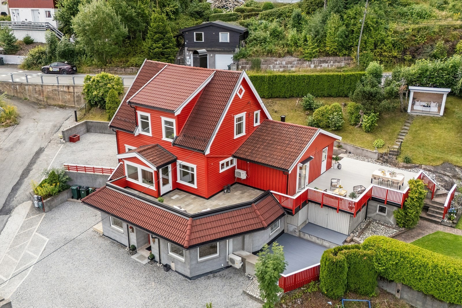 Eiendommen har en stor gårdsplass med gode parkeringsmuligheter. Galleribilde