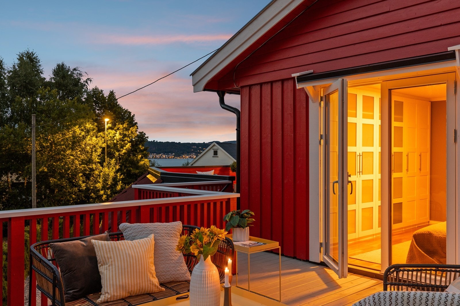 Fra terrassen kan man nyte utsikten mot Drammensfjorden. Galleribilde