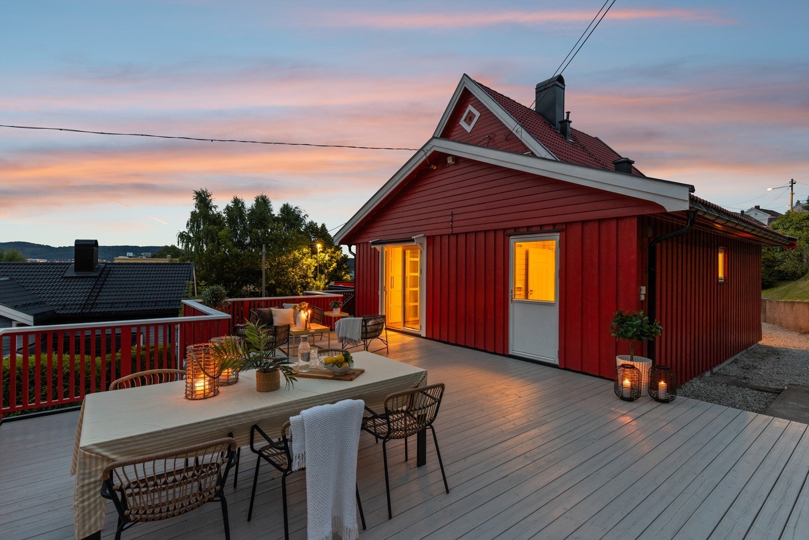 Terrassen er romslig og har plass til både spisebord og loungegruppe. Galleribilde