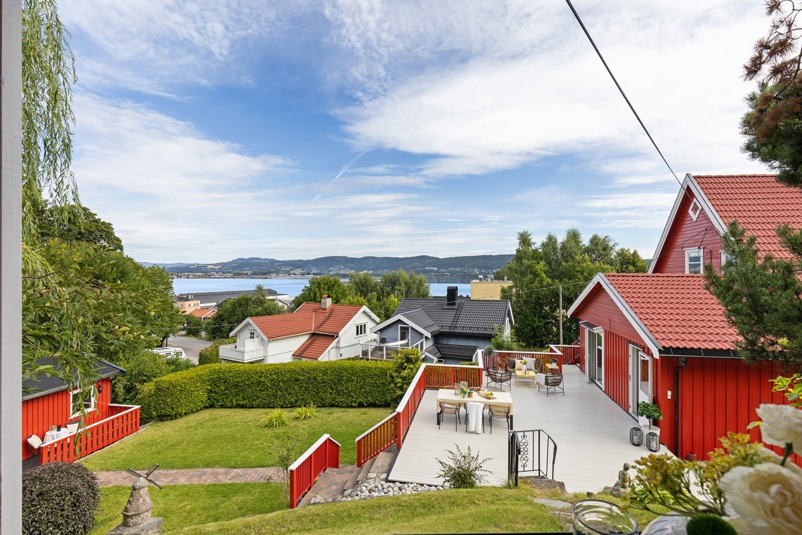 Fra stuen i første etasje er det utgang til en stor terrasse. Galleribilde