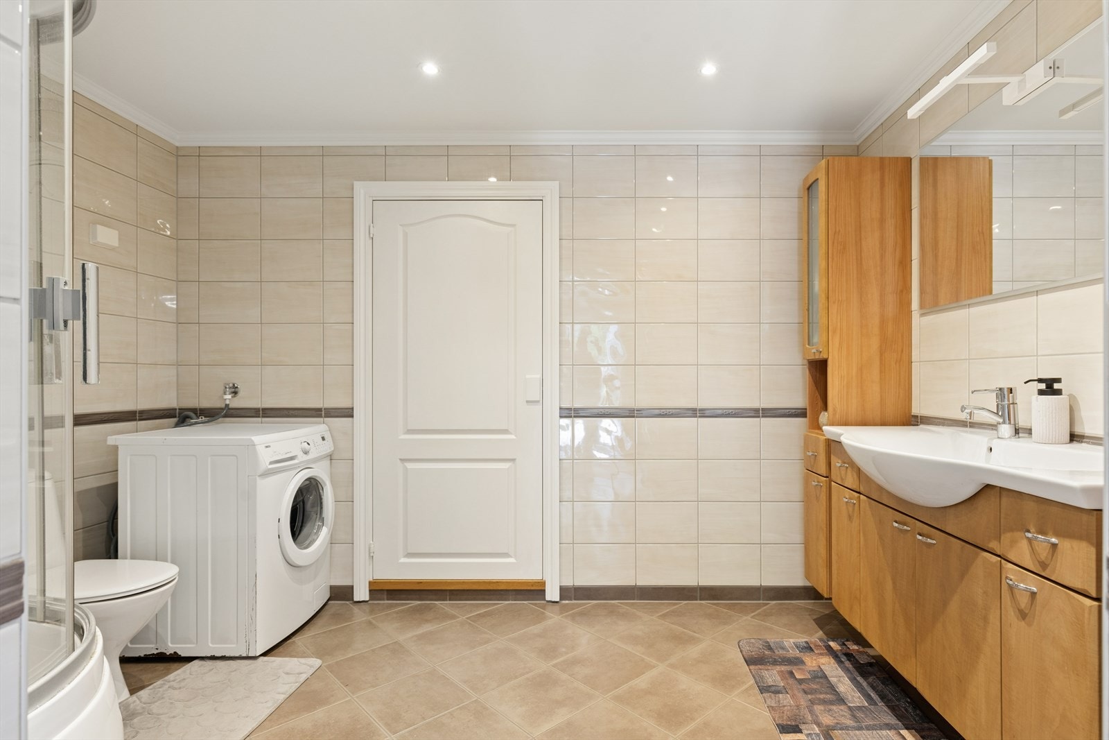 Badet i utleidelen ble opprettet i 2005 og har fliser på vegger og gulv med gulvvarme. Badet er innredet med servantinnredning, wc, dusjkabinett og plass for vaskemaskin. Galleribilde