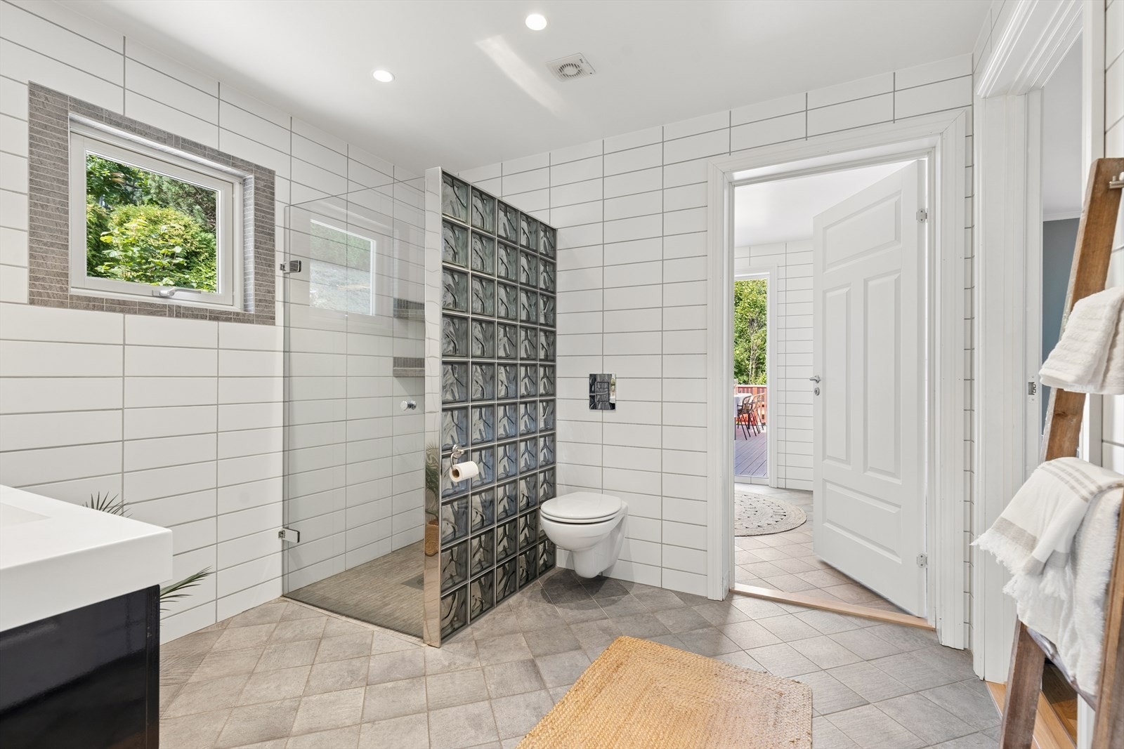 Badet er innredet med servantskap, veggmontert wc og dusjnisje. Elektrisk avtrekksvifte. Fra badet er det direkte adkomst til et praktisk vaskerom. Galleribilde
