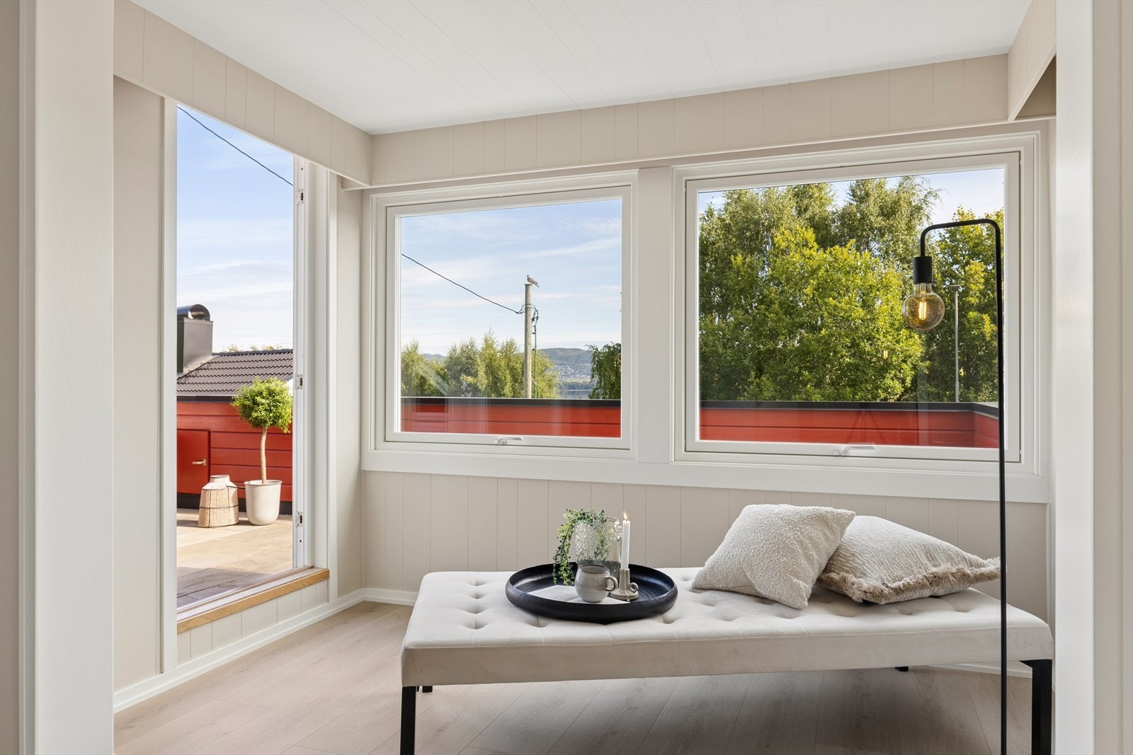 En lys og trivelig krok med utgang til en av terrassene. Galleribilde
