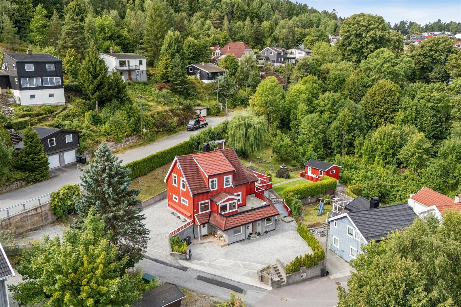 Beliggende i et rolig og barnevennlig boligområde på Tangen/Åskollen. Galleribilde