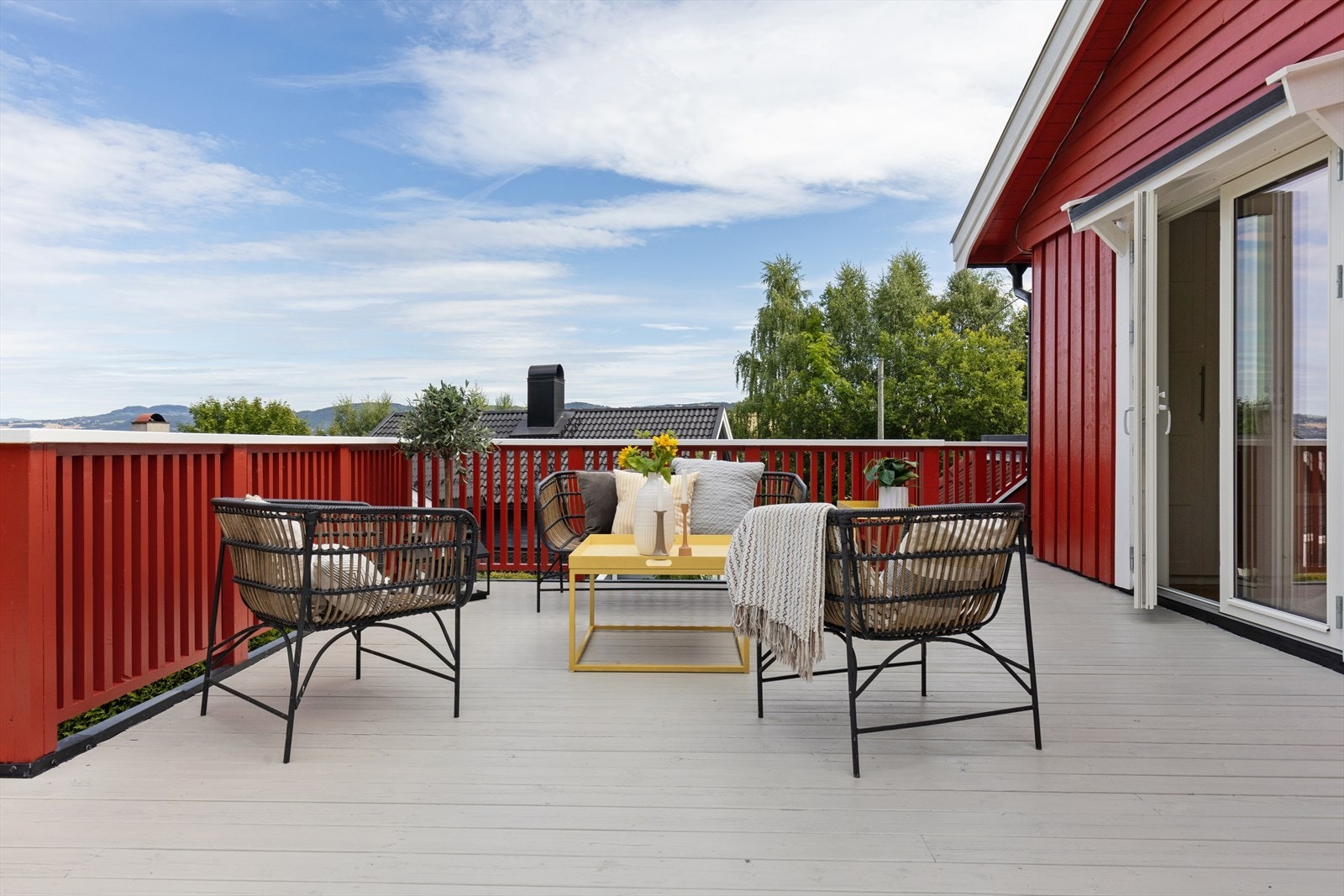 Den store treterrassen har god plass til flere sittegrupper. Galleribilde