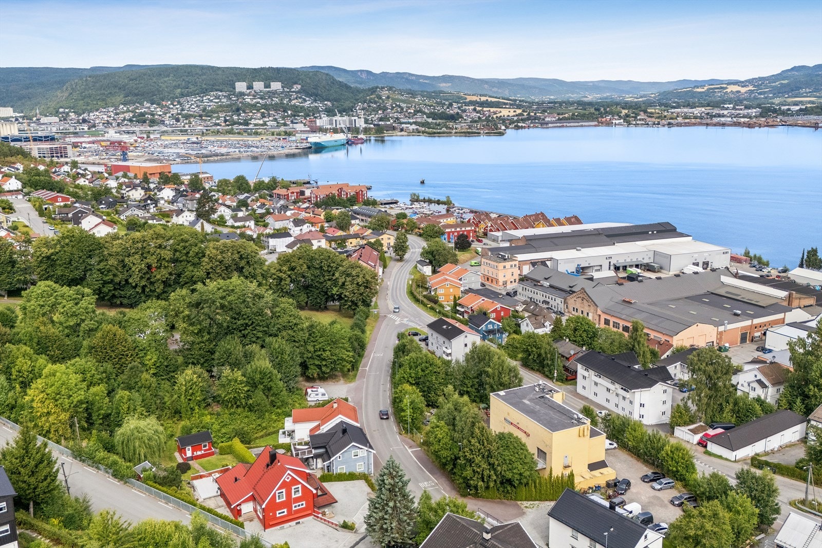 Eiendommen har en flott beliggenhet med utsikt over Drammensfjorden. Galleribilde