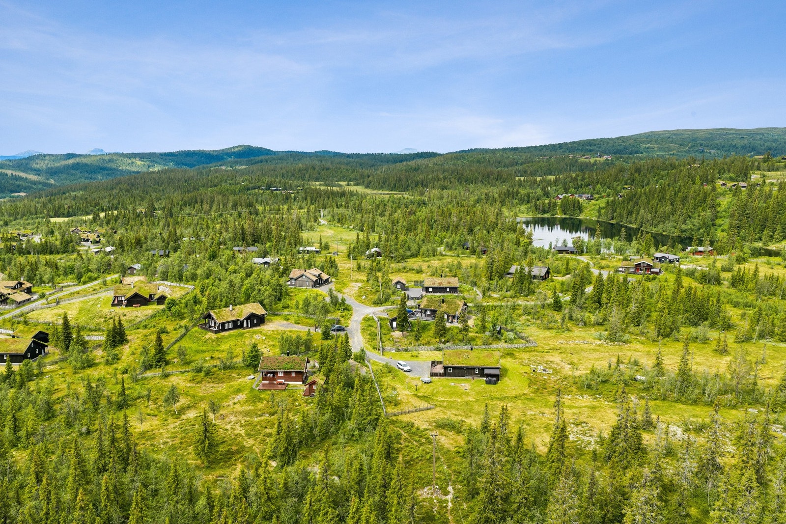 Eiendommen har en flott beliggenhet i et etablert hyttefelt, med en fin plassering i terrenget. Galleribilde