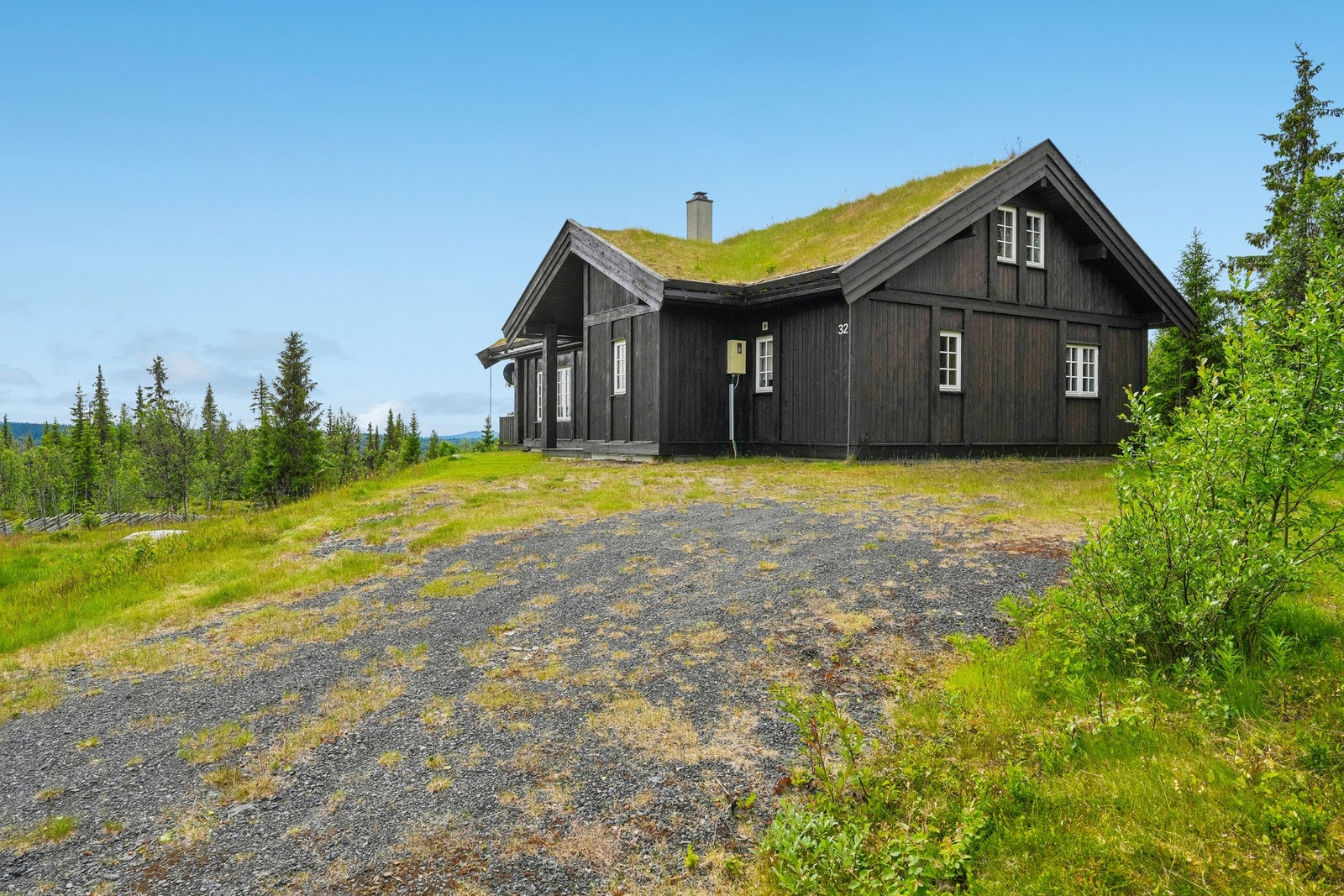 God plass til parkering utenfor hytta. Galleribilde
