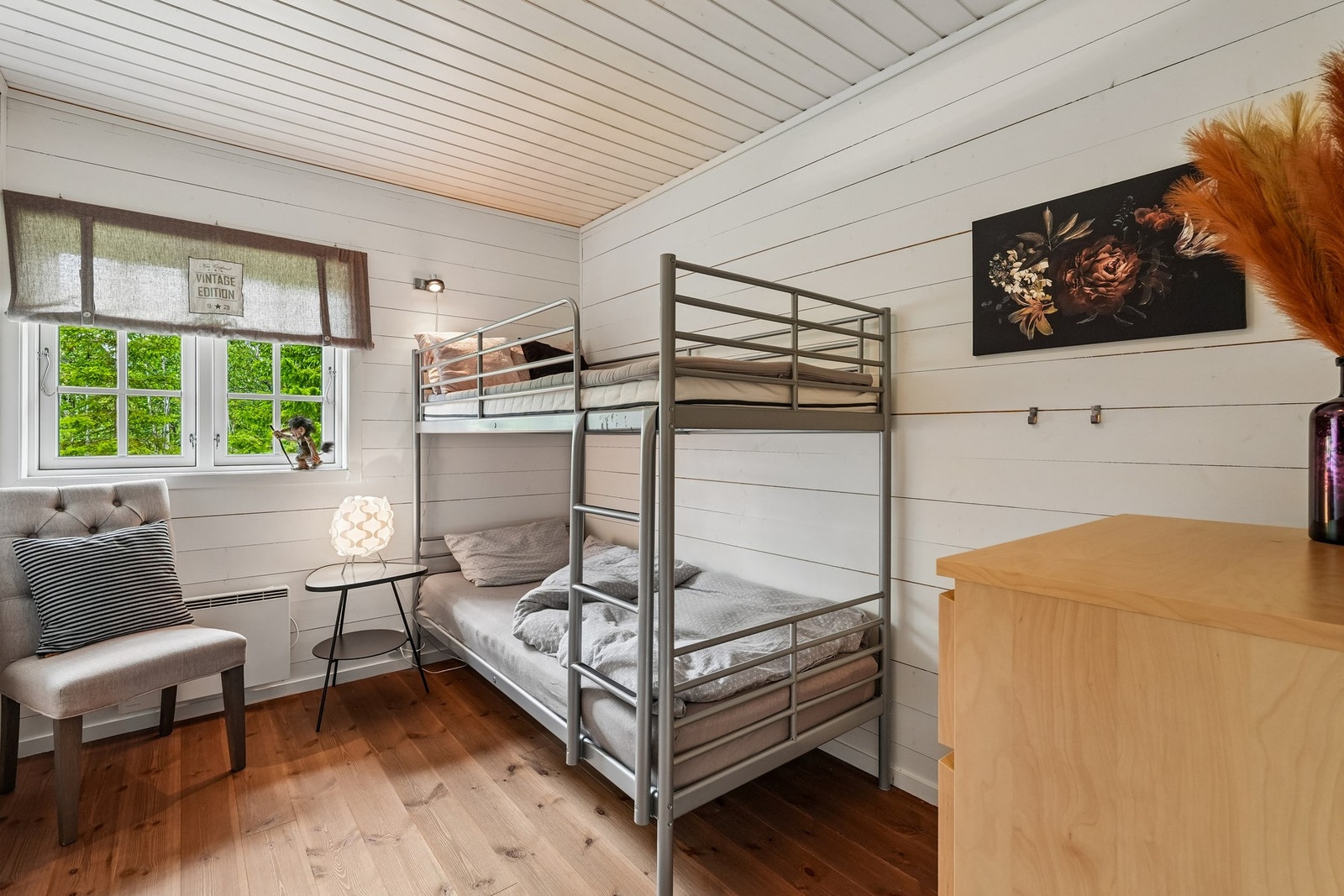 Soverom tre også med enkeltkøyseng og kommode. Galleribilde