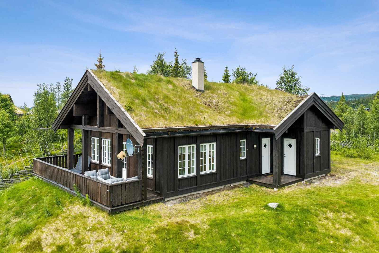 Nå venter hytta på sine nye eiere - et sted hvor gode naturopplevelser, ro og hyggelige stunder kan nytes året rundt. Galleribilde