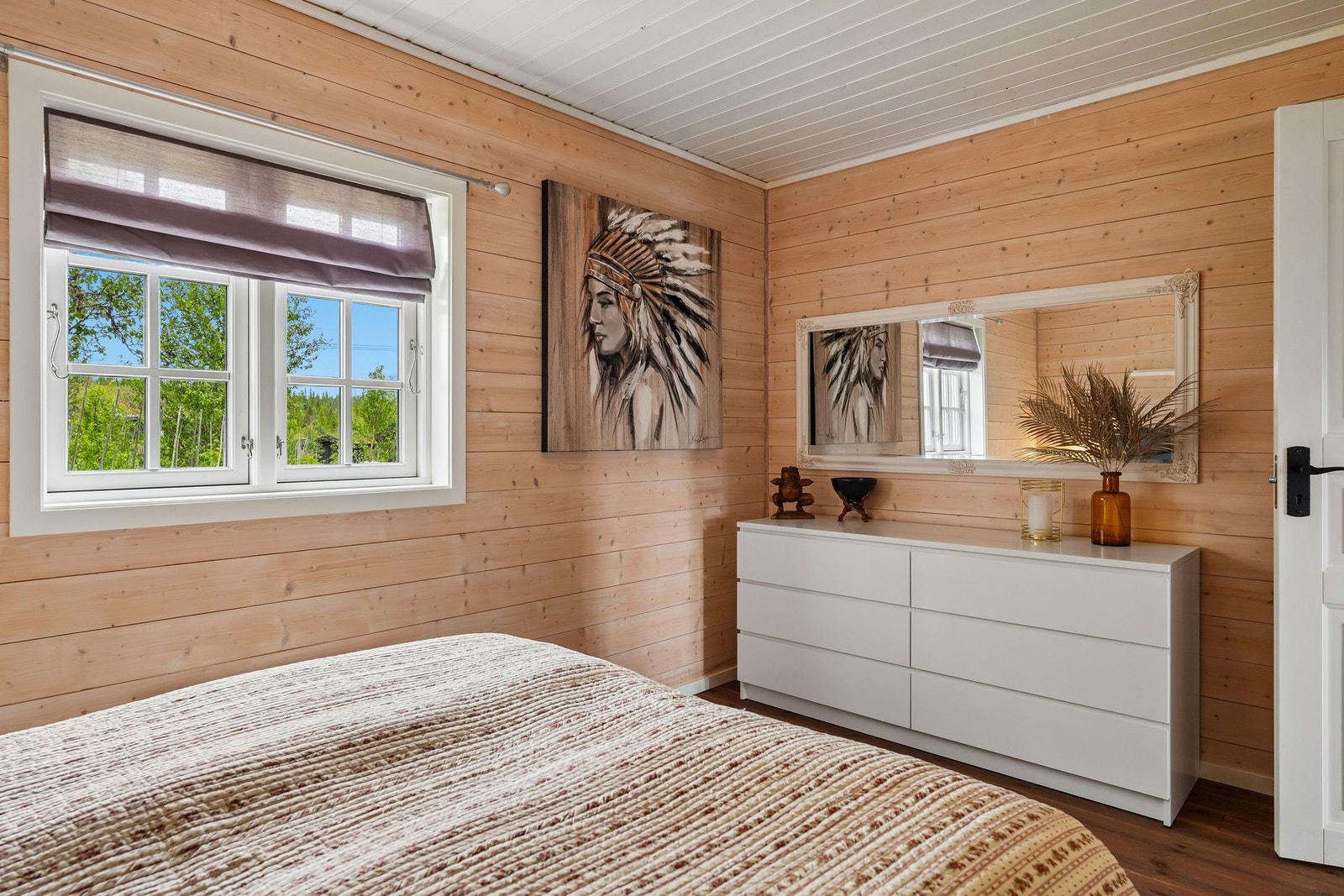 Dette rommet med plass til dobbeltseng og kommode. Galleribilde
