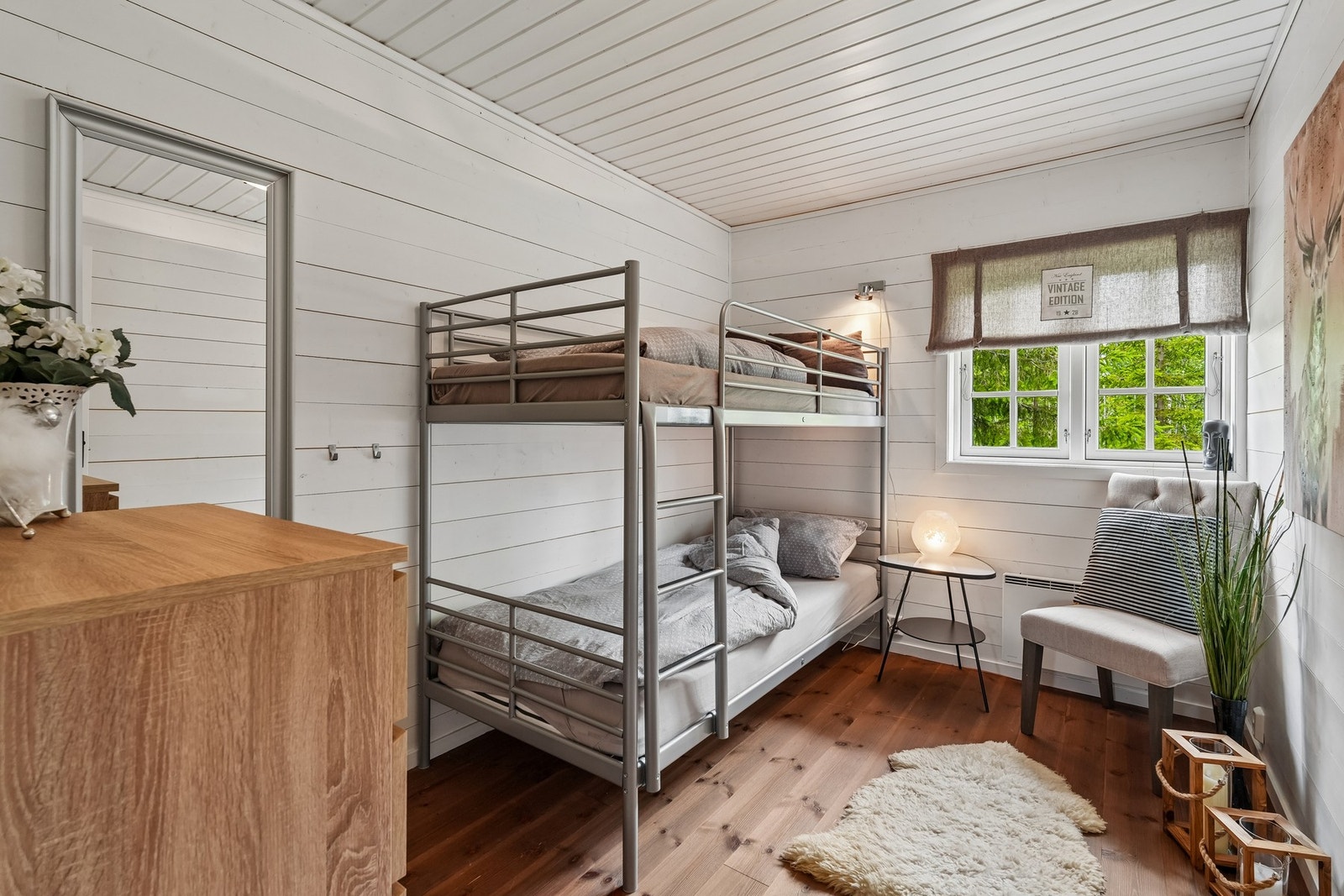 Dette rommet med enkeltkøyeseng og kommode. Galleribilde
